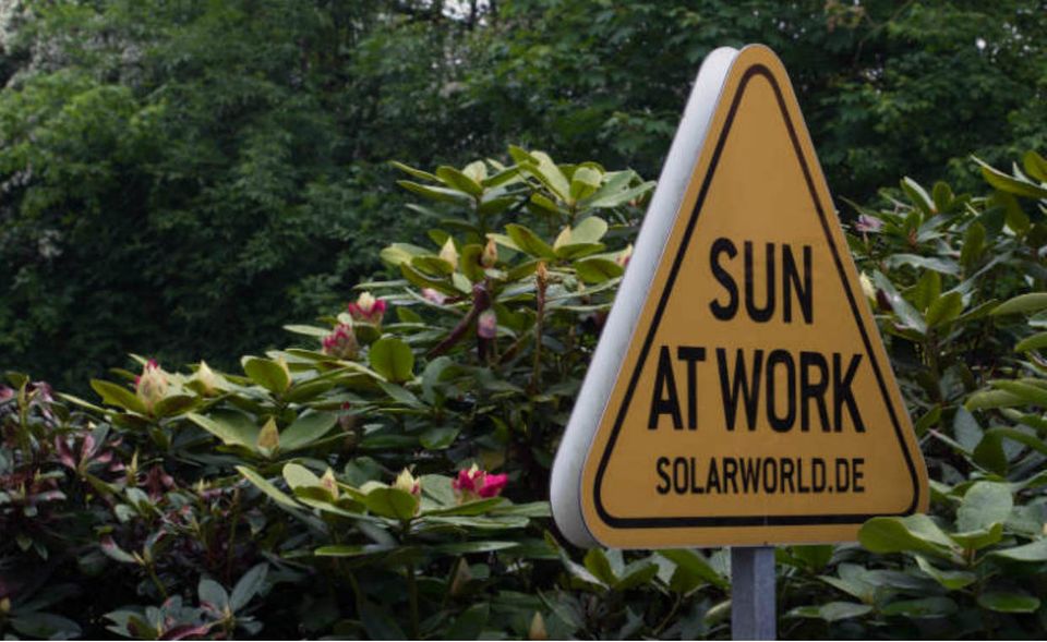 Die bewegte Geschichte des deutschen Solarunternehmens erhielt 2017 ein neues Kapitel. Im Mai wurde beim Amtsgericht Bonn der Insolvenzantrag eingereicht. Drei Monate später übernahm der frühere SolarWorld-Chef Frank Asbeck mit seiner neugegründeten SolarWorld Industries GmbH die Werke im sächsischen Freiberg und im thüringischen Arnstadt. Als Investor trat erneut die Qartar-Foundation auf. Sie hatte Asbeck bereits 2013 bei der Rettung seines Unternehmens unterstützt. 475 der rund 1700 Arbeitsplätze in Deutschland sollten erhalten bleiben.