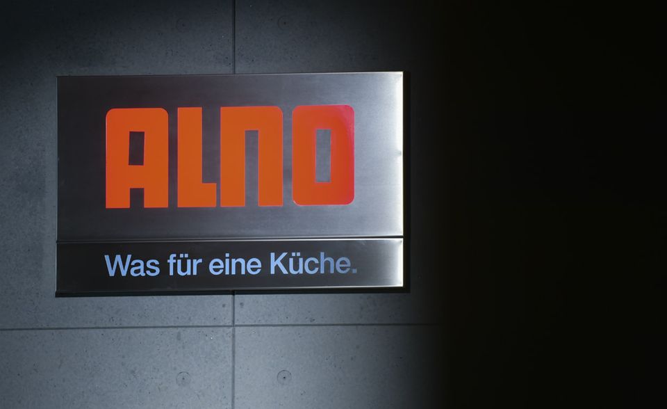 Der Küchenhersteller Alno musste im Juli 2017 – 90 Jahre nach der Gründung – Sanierung in Eigenverwaltung beantragen. Betroffen waren auch die Tochtergesellschaften Wellmann GmbH & Co. KG sowie die Logistik & Service GmbH. Das Unternehmen beschäftigte zu dem Zeitpunkt nach eigenen Angaben an vier internationalen Produktionsstandorten insgesamt rund 1900 Mitarbeiter. Ende 2017 übernahm die britische Riverrock-Gesellschaft große Teile der Alno AG.