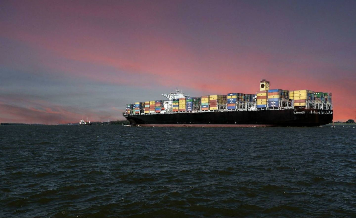Circa 98 Prozent des interkontinentalen Warenaustauschs findet über den Seeweg mittels Containerschiffen statt.