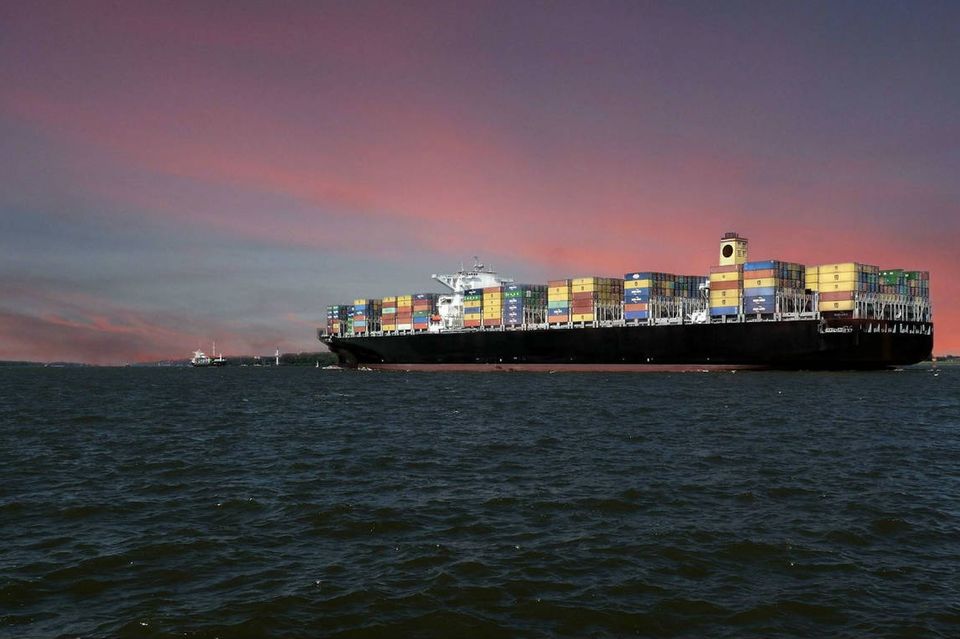 Circa 98 Prozent des interkontinentalen Warenaustauschs findet über den Seeweg mittels Containerschiffen statt.