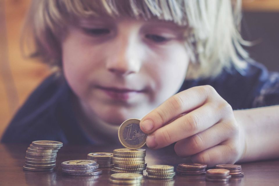 Wie legt man Geld für Kinder sinnvoll an?