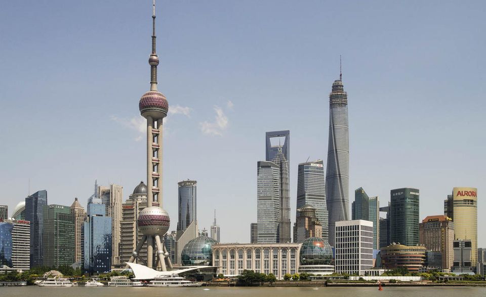 Mit einem Exportvolumen von 2157 Mrd. Dollar gebührt China der Titel des Exportweltmeisters. Die Volksrepublik hat nach dem Spitzenjahr 2013 (2342 Mrd. Dollar) zwar Exportrückgänge hinnehmen müssen. Im Vergleich zum Vorjahr (2098 Mrd. Dollar) wächst der Wert der Ausfuhren aber wieder. China baut mit ehrgeizigen Infrastrukturprojekten, wie der neuen Seidenstraße, seine Marktmacht weiter aus. Davon profitiert der chinesische Außenhandel.
