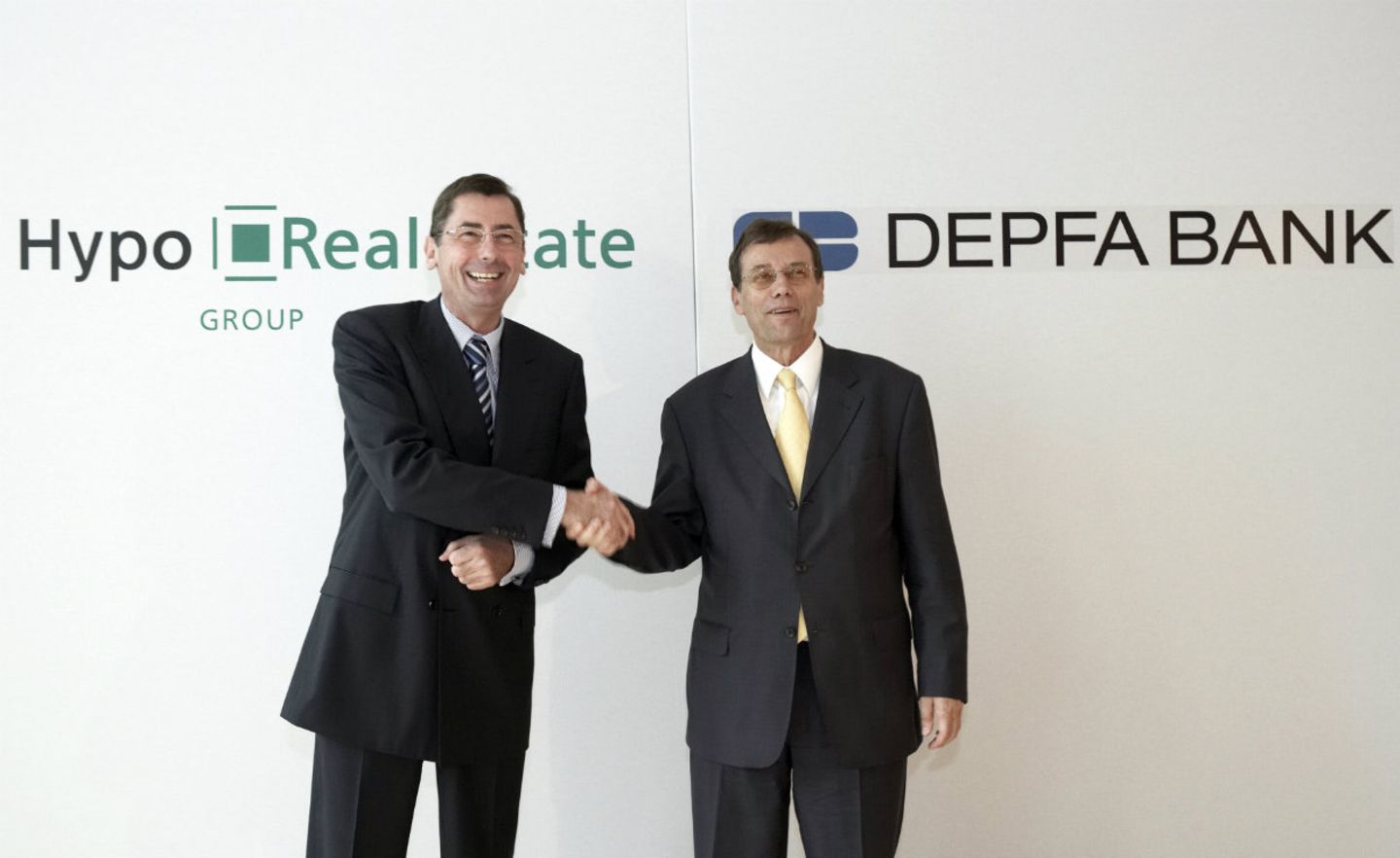 Georg Funke, Vorstandsvorsitzender der Hypo Real Estate (l.), und Dep­fa­-Chef Gerhard Bruckermann (r.) besiegeln am 23. Juli 2007 die Depfa-Übernahme durch die HRE