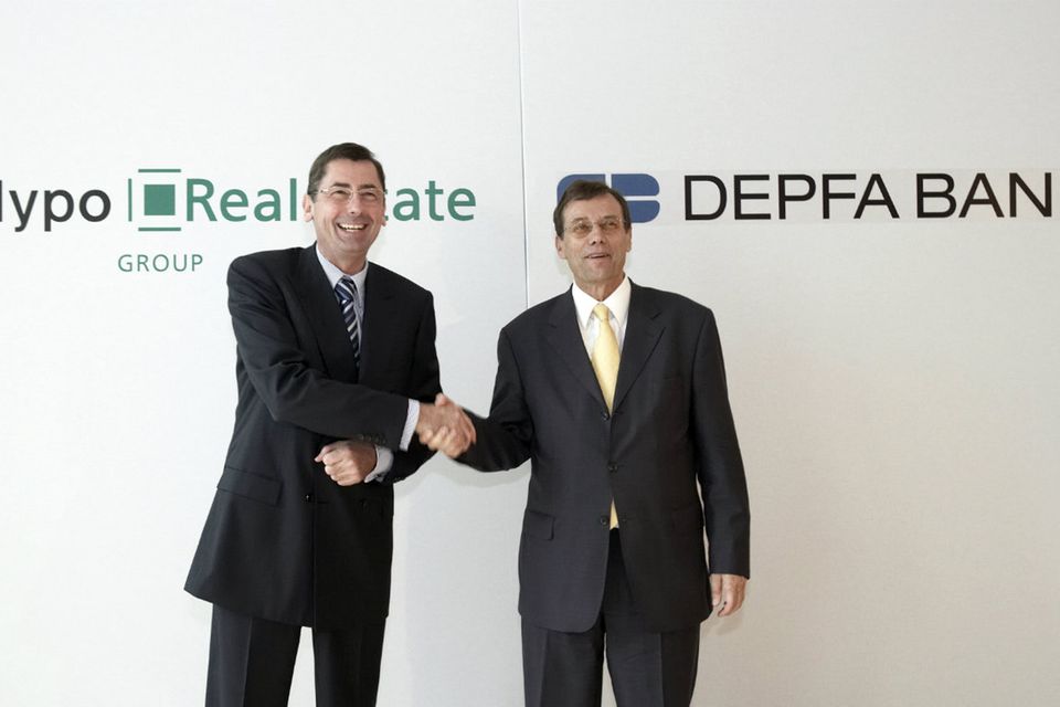 Georg Funke, Vorstandsvorsitzender der Hypo Real Estate (l.), und Dep­fa­-Chef Gerhard Bruckermann (r.) besiegeln am 23. Juli 2007 die Depfa-Übernahme durch die HRE