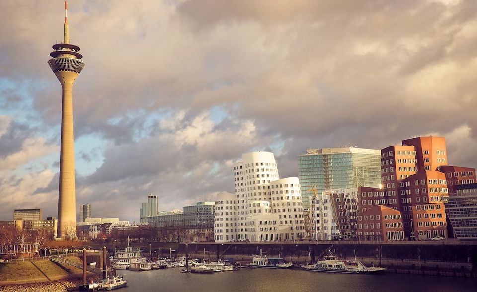 Düsseldorf #6 Nordrhein-Westfalens Hauptstadt Düsseldorf ist die nächste deutsche Stadt mit einer sehr guten Bewertung. Genau wie Frankfurt kann auch Düsseldorf mit einem großen Flughafen punkten.