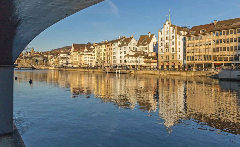 Zürich #2 Zürich ist die bestplatzierte Schweizer Stadt in dem Ranking. "Im Vergleich der Lebensqualität der Schweizer Städte für Expatriates spielt die Tatsache, dass Zürich, Genf und Basel über einen internationalen Flughafen verfügen, eine wichtige Rolle. Darüber hinaus ist das Angebot an Freizeiteinrichtungen und internationalen Schulen etwas größer als in Bern", so Mercer-Expertin Narcisa Chelaru.