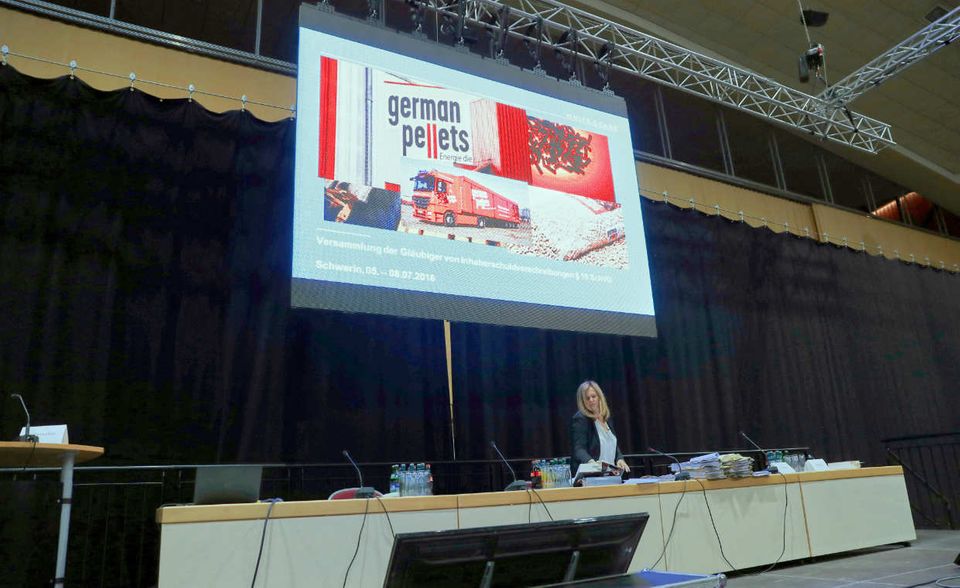 Der Brennstoffhersteller German Pellets ging im Februar 2016 in die Insolvenz. Das Unternehmen hatte seine rasante Expansion mit Abermillionen aus Anleihen und Genussrechten finanziert. 270 Mio. Euro sammelte das Unternehmen bei gut 17.000 Kleinanlegern ein. Sie müssen nach der Pleite mit einem Totalverlust rechnen.