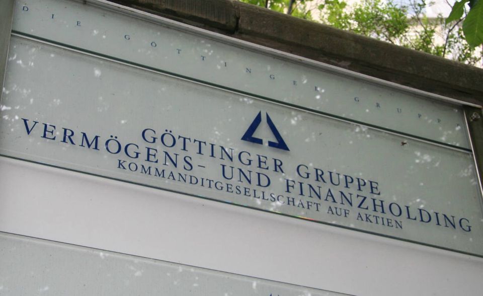 Im Jahr 2007 meldete die Göttinger Gruppe Insolvenz an, die an Hunderttausende Anleger eine besondere Form der stillen Beteiligung als Altersvorsorge verkauft hatte. Kunden meldeten Ansprüche von mehr als 800 Mio. Euro an. Die Manager wurden von  fast allen Vorwürfen freigesprochen oder kamen glimpflich davon.