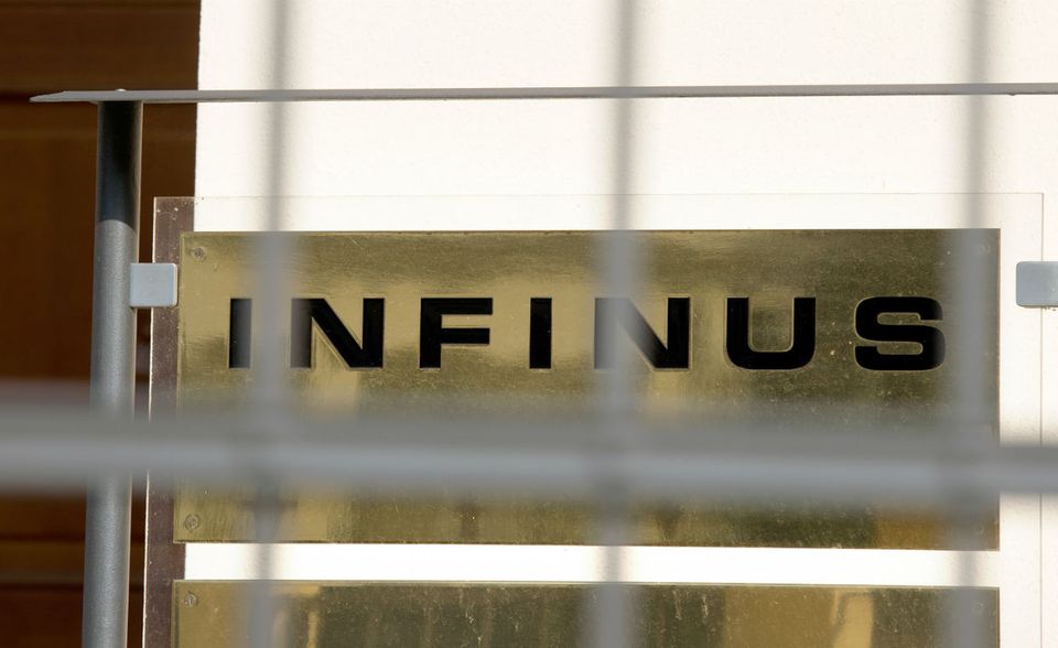 Die Infinus-Gruppe soll ein Schneeballsystem betrieben haben - das größte, das es in Deutschland je gegeben hat. Von 54.000 Anlegern geht die Staatsanwaltschaft seit Firmengründung im Jahr 2000 aus, von einer investierten Summe jenseits der 2 Mrd. Euro. Das Unternehmen handelte mit gebrauchten Lebensversicherungen, die die Besitzer loswerden wollten, und führte sie fort. Den Rückkaufpreis investierten die Infinus-Kunden meist gleich wieder in Orderschuldverschreibungen, die mit fünf bis neun Prozent verzinst waren. Der Prozess gegen die Verantwortlichen läuft noch, aber die Anleger werden womöglich leer ausgehen.