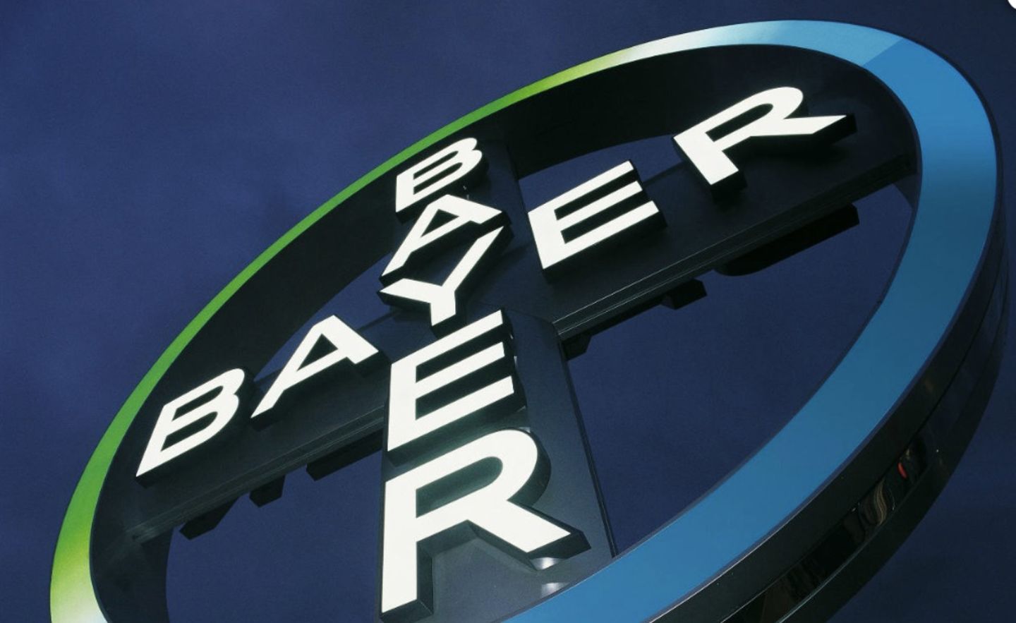 Firmenlogo an der Bayer-Zentrale in Leverkusen