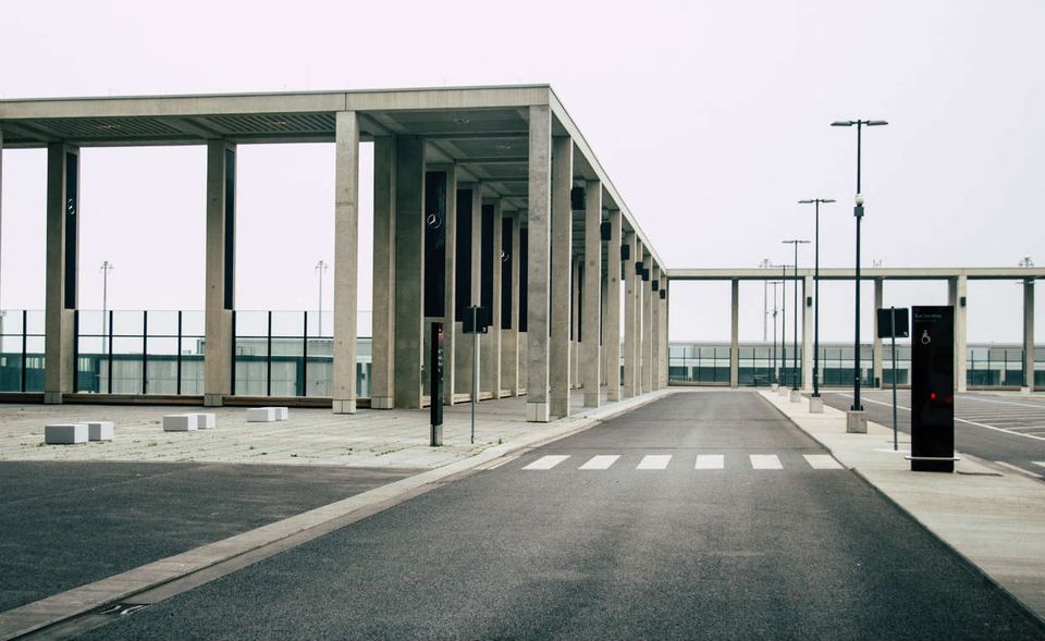Womit hat das Willy Brandt verdient? Der dem Altkanzler „gewidmete“ Flughafen Berlin Brandenburg wächst sich zum Bauschreck ohne Ende aus. Der Flugbetrieb sollte im Juni 2012 starten. Aktuell wird vorsichtig das Jahr 2020 angepeilt. Beim ersten Spatenstich 2006 war von Baukosten in Höhe von 2 Mrd. Euro die Rede. Heutige Prognose: Mehr als 7 Mrd. Euro.