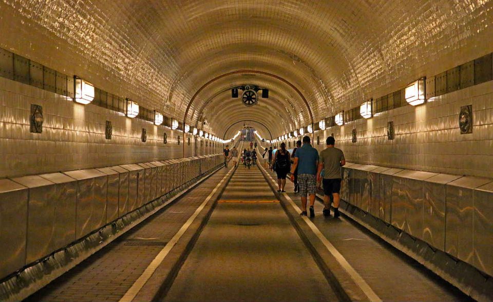 Schon wieder Hamburg und dieses Mal sogar mit Ansage: Im Februar 2018 wurde bekannt, dass die Sanierung der zweiten Röhre des Alten Elbtunnels deutlich teurer wird als geplant. Eine fast schon gute Tradition. Bereits die noch laufende Instandsetzung der ersten Röhre hatte enorme Preissteigerungen gebracht. Die Sanierung beider Röhren wird laut NDR nach derzeitiger Schätzung rund 120 Mio. Euro kosten. Zu Beginn des Projekts sei von insgesamt rund 16 Mio. Euro die Rede gewesen.