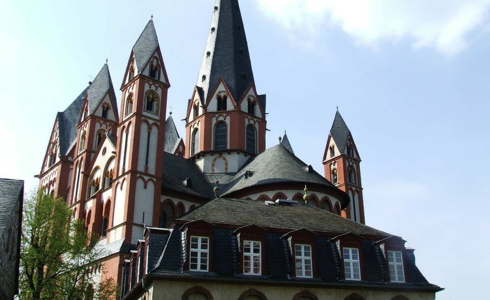 „Ich brauche keinen pompösen Lebensstil“, beteuerte 2011 der Limburger Bischof Tebartz-van Elst. Die Kostenexplosion beim Ausbau seiner Bischofsresidenz schien eine andere Deutung zuzulassen. Das ursprünglich auf 1 Mio. Euro taxierte Bauprojekt verschlang am Ende 31 Mio. Euro. Für Dekorationswünsche des Bischofs musste das fertige Dach aufgeschnitten werden, Wohnräume wurden in den Fels gefräst. Am 23. Oktober 2013 entband der Heilige Stuhl den umstrittenen Bischof von seinen Pflichten – und berief ihn im Jahr darauf auf einen hohen Posten in den Vatikan.