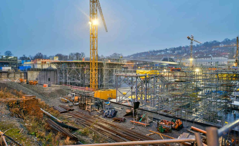 Der Umbau des Stuttgarter Hauptbahnhofs in einen unterirdischen Durchgangsbahnhof geht schon jetzt in die Flop-Annalen ein. Am 2. Februar 2010 begannen die Bauarbeiten. Die Inbetriebnahme war für Dezember 2019 geplant. Aktuell wird der Start für 2025 anvisiert. Die Kosten haben sich seit dem Baubeginn in etwa auf 8,2 Mrd. Euro verdoppelt.