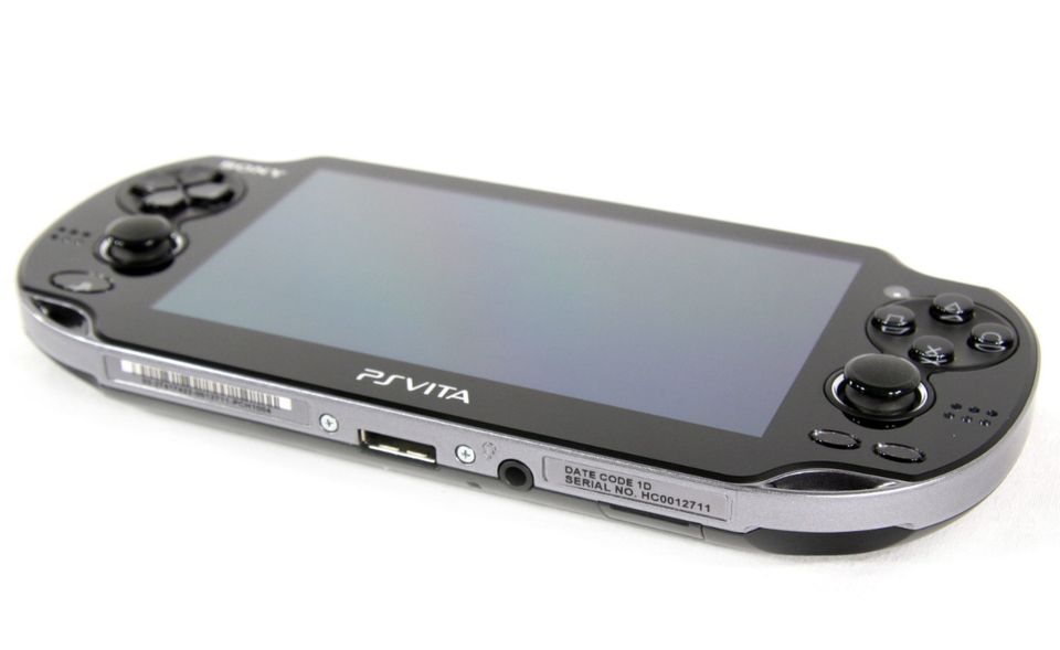 Es gibt noch immer Fluglinien ohne Unterhaltungsprogramm. Nutzt man die Flugzeit nicht zum Schlafen oder Lesen, kann man sich die Zeit mit der Playstation Vita vertreiben. Das Gerät eignet sich auch zur Wiedergabe von Filmen und Musik. Preis: 110 Euro