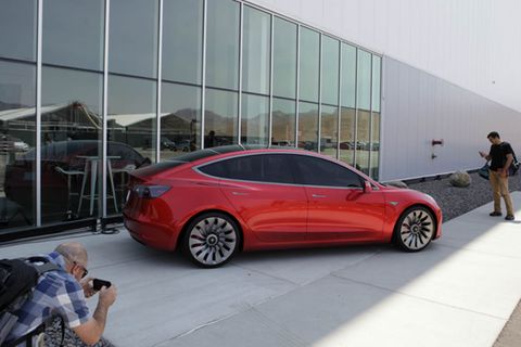 Ein Tesla Model 3 vor der Batterie­fabrik in Sparks, Nevada.