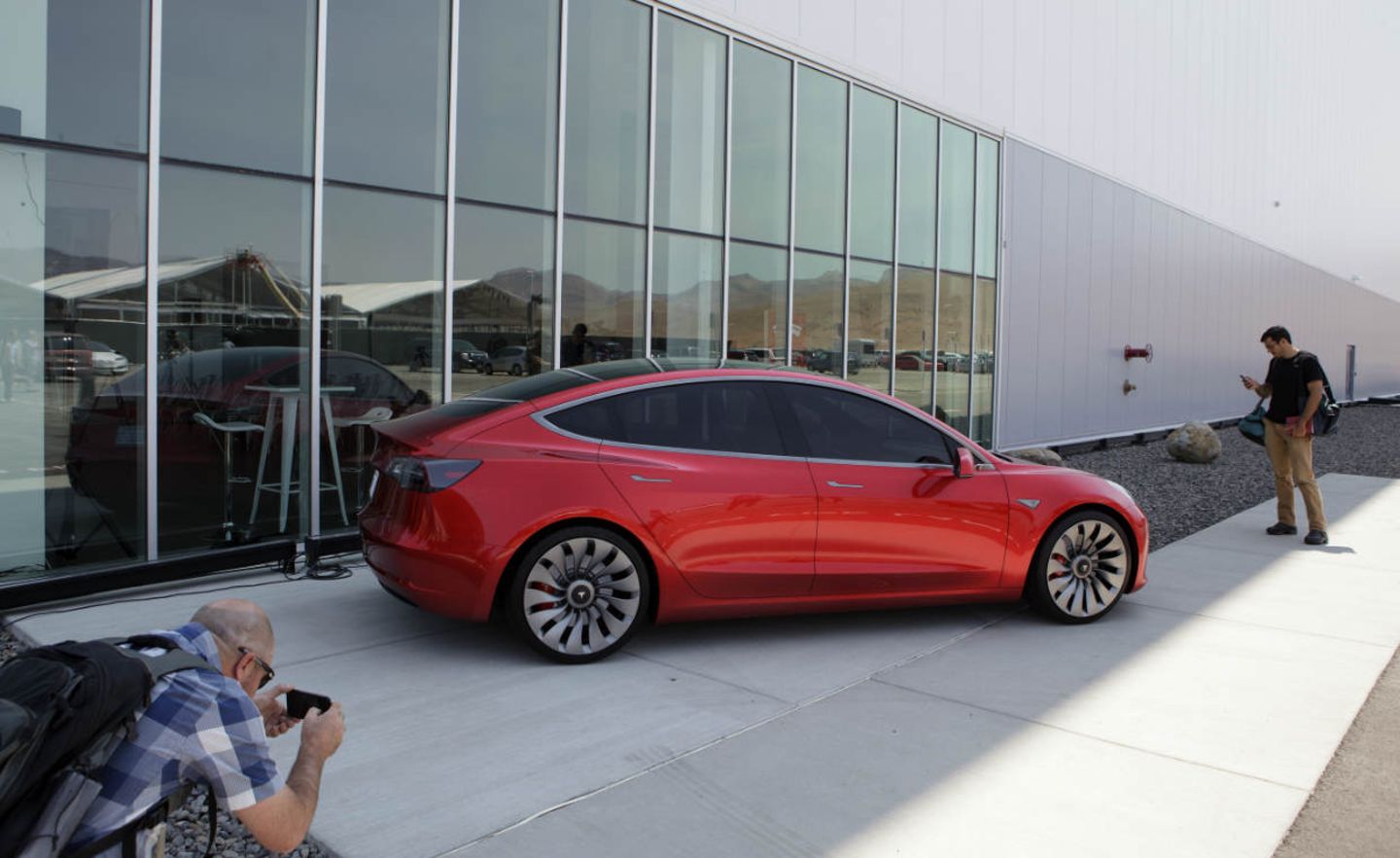 Ein Tesla Model 3 vor der Batterie­fabrik in Sparks, Nevada.