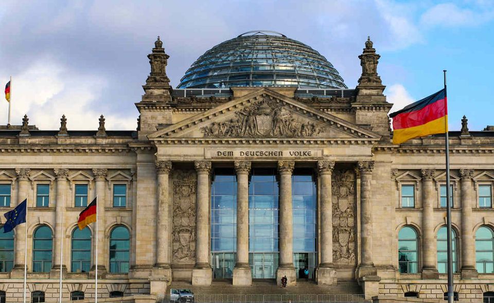 #4 Deutschland Deutschland büßt im Vergleich zum Gesamt-Ranking „Best Countries“ einen Platz ein und kommt auf den vierten Rang der mächtigsten Länder der Welt. Die Abwertung liegt vor allem am Zustand der Bundeswehr. In der Unterkategorie „starkes Militär“ gab es nur 5,9 von 10 Punkten. Die Wirtschaftskraft der Bundesrepublik und ihr Status als gefragter, zuverlässiger Bündnispartner aber sorgten für eine Gesamtnote von 8,6.