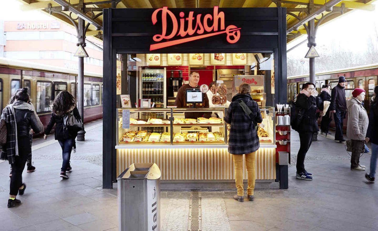 Ditsch-Kiosk an einer S-Bahnstation in Berlin