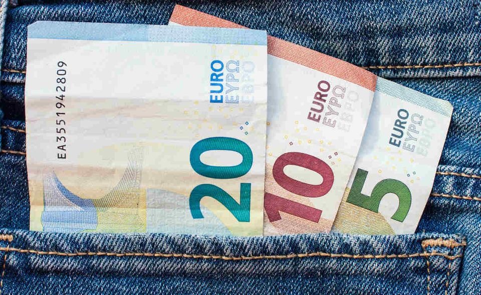 Die Republik Zypern hat sich Platz vier unter den Bargeldkönigen der Eurozone gesichert. Auf der Mittelmeerinsel stecken statistisch betrachtet 81 Euro in jedem Portemonnaie.