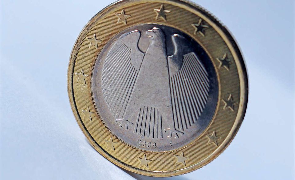 Ein Euro mehr als Luxemburg beschert Deutschland den Titel des Bargeldkönigs der Eurozone. Ganze 103  Euro trägt jeder Bundesbürger im Durchschnitt im Portemonnaie bei sich. Laut der EZB-Studie wird    hierzulande in 80 Prozent der Fälle an Ladenkassen bar bezahlt. Diese Zahl bezieht sich jedoch auf eine    Erhebung der Deutschen Bundesbank aus dem Jahr 2014. Der aktuelle Anteil der Barzahlungen könnte    deshalb laut EZB etwas niedriger ausfallen.