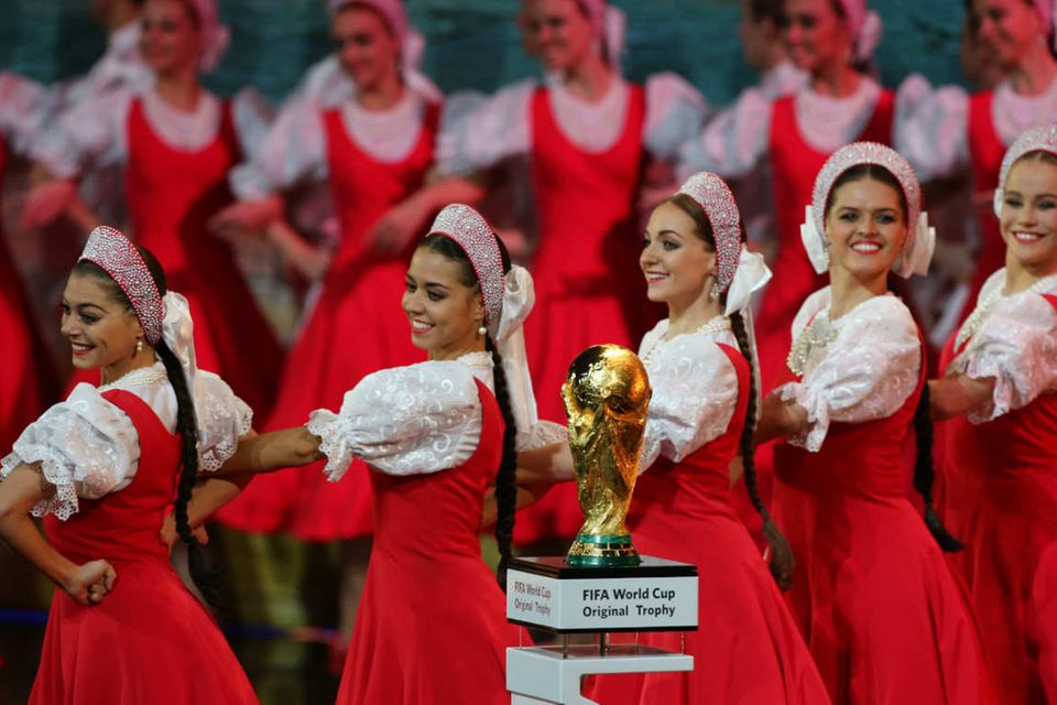 Folkloretanz im Kreml bei der Gruppenauslosung für die Fußballweltmeisterschaft in Russland