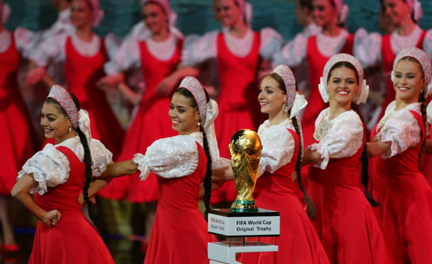 Folkloretanz im Kreml bei der Gruppenauslosung für die Fußballweltmeisterschaft in Russland