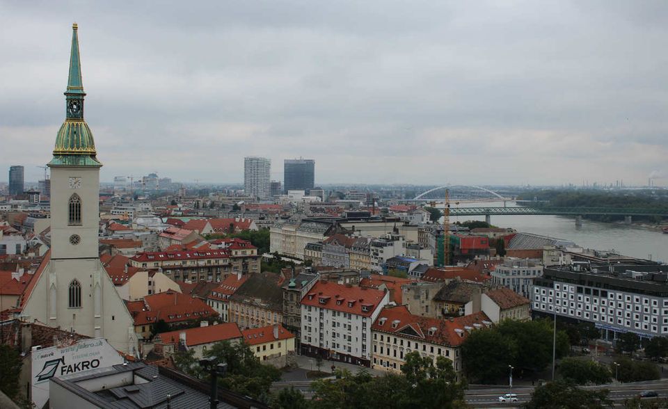 Die Arbeitslosenquote in der Slowakei nahm in den letzten Jahren sukzessive ab. Im März 2010 lag sie noch bei 15 Prozent. Mittlerweile ist sie mit 7,5 Prozent um die Hälfte gesunken. Der Industrie- und Bausektor erwirtschaftet mit mehr als 30 Prozent einen im EU-Vergleich überdurchschnittlichen Anteil am BIP. Viele Autobauer wie VW und Peugeot produzieren in der Slowakei aufgrund günstiger Lohnkosten besonders gern. Die Slowakei hat weltweit die höchste Kfz-Produktion pro Kopf.