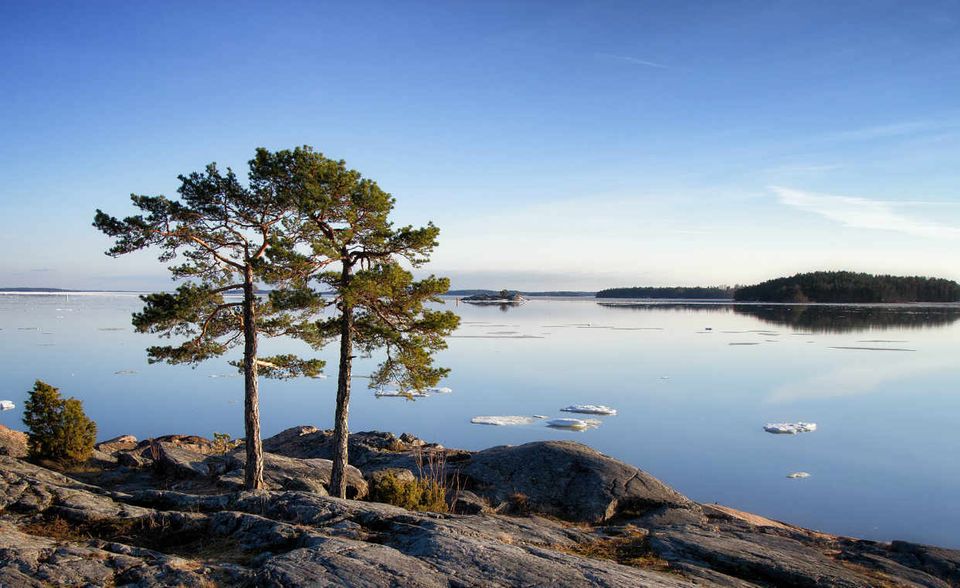 Finnlands Arbeitslosenquote bewegt sich seit Jahren auf dem in etwa gleichen Niveau von acht Prozent. Momentan liegt der Wert bei 8,5 Prozent. Dabei profitiert auch Finnland vom anhaltenden-Konjunkturboom und konnte im vergangenen Jahr ein BIP-Wachstum von 2,8 Prozent verbuchen. Das Land fährt Jahr für Jahr Handelsüberschüsse ein und gilt im internationalen Vergleich als besonders Wettbewerbsfähig (Global Competiviness Index Platz 10 von 137 Ländern). Problem: Finnland sucht nach einem Geschäftsfeld in dem sie auf dem internationalen Handelsparkett mithalten können. Der Wegbruch Nokias als tragende Säule der Wirtschaft hat wesentlich, dazu beigetragen, dass die Arbeitslosenzahlen stagnieren. Auch die gegen Russland verhängten Sanktionen treffen letztendlich die Finnen ins Mark, da sie mit Russland rege Handelsbeziehungen unterhalten.