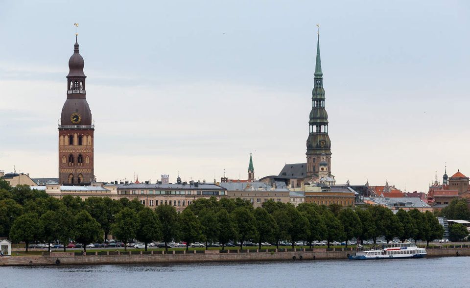 Lettland ist eines der EU-Länder, die ähnlich wie die Slowakei besonders stark von EU-Fördergeldern profititeren. Das BIP wuchs zuletzt um fast 4 Prozent. Das stimuliert den Konsum der Letten, denen dadurch auch höhere Löhne gezahlt werden. Das könnte zu einem Problem für die Wettbewerbsfähigkeit der stark exportgetriebenen lettischen Wirtschaft werden. Momentan profitiert das Land aber weiterhin von der Hochkonjunktur und verzeichnet sinkende Arbeitslosenzahlen. Auch hier ist die Arbeitslosenquote von 8,3 Prozent eine positive Wasserstandsmeldung, wenn man bedenkt, dass sie 2010 bei über 20 Prozent lag.