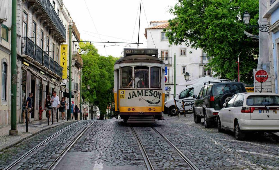 Auch die Portugiesen profitieren von der florierenden Konjunktur. 2017 wuchs das BIP um 2,5 Prozent und die positiven Aussichten halten an. Im Jahr 2018 will Portugals Wirtschaft weiter mit über 2 Prozent wachsen. Das macht sich auch in einer sinkenden Arbeitslosenquote bemerkbar, die im vergangenen Jahr bei 7,9 Prozent lag. Zum Vergleich: Anfang 2013 lag sie noch bei annähernd 18 Prozent.