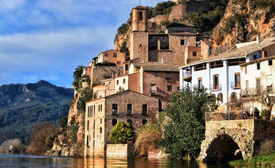 Nach der Finanzkrise und dem Platzen der Immobilienblase schlitterte die spanische Wirtschaft in eine tiefe Rezession. Da der Immobilienmarkt ein Drittel des BIP ausmachte traf diese Entwicklung die spanische Wirtschaft besonders hart. Innerhalb von fünf Jahren stieg die Arbeitslosigkeit von 8 Prozent im Jahr 2007 auf 25 Prozent im Jahr 2012. Einiges hat sich seitdem zum Guten gewendet. Die Wirtschaft wächst seit 2015 mit über drei Prozent und nähert sich der Vier-Prozent-Marke an. Die Arbeitslosigkeit ist so niedrig wie seit neun Jahren nicht mehr und der Wirtschaftsminister hat angekündigt pro Jahr 600 000 neue Stellen schaffen zu wollen. Momentan liegt die Arbeitslosigket bei 16,3 Prozent.