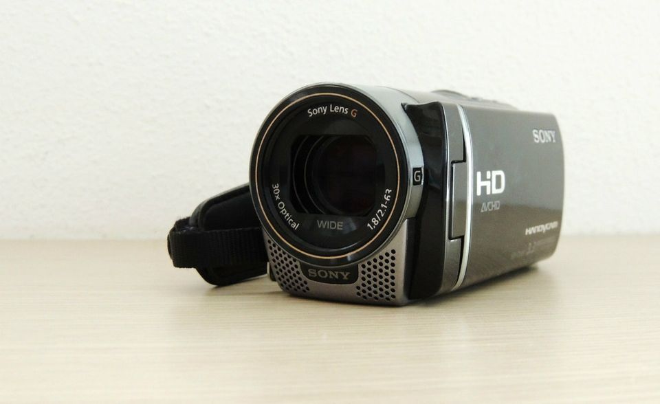 Die gute alte Videokamera ist auf dem Rückzug. War sie 2012 noch in 22 Prozent der deutschen Haushalte  zu finden, sind es aktuell noch 17,3 Prozent. Digitale Technik liegt vor analoger Technik, aber auch hier    macht sich der rückläufige Trend bemerkbar. Die Zahlen zur Ausstattung privater Haushalte mit    Unterhaltungselektronik wurden vom Statistischen Bundesamt erhoben. Demnach gab es 2017 in    Deutschland insgesamt 37,4 Millionen Haushalte. 2012 waren es 36,7 Millionen.