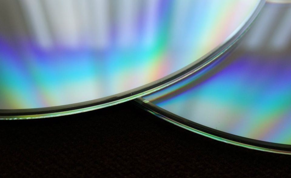 Die wachsende Beliebtheit des Streamens von Videos schafft zunehmend Platz in deutschen  Wohnzimmern. Der Anteil der Haushalte mit einem DVD- oder Blu-Ray- Player betrug 2017 noch 64,5    Prozent. Das waren 7,7 Prozentpunkte weniger als 2012. Damals wurden Blu-Ray- Geräte von der Statistik    noch gar nicht erfasst. Heute spielt mehr als jedes fünfte Gerät dieser Kategorie die High-Definition- Disc ab.