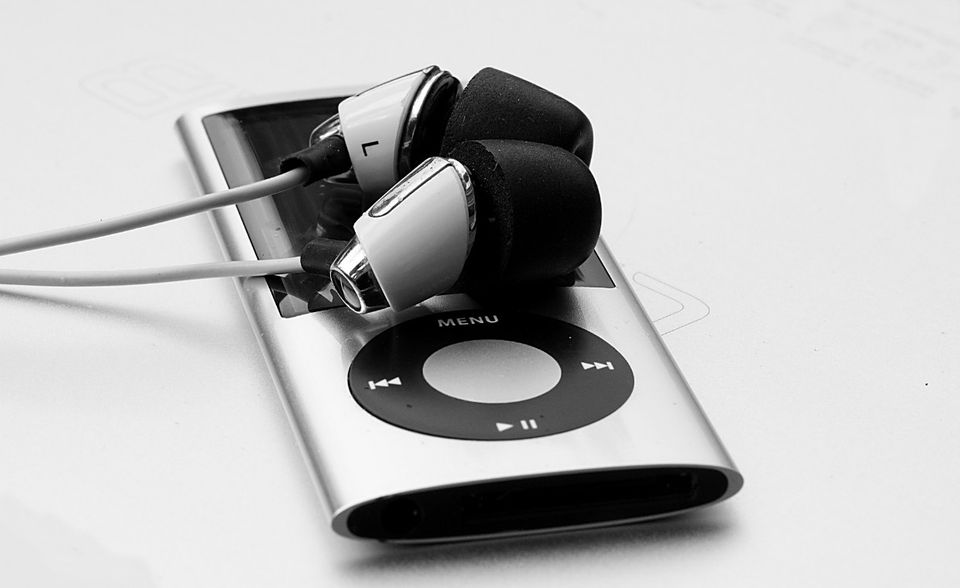 Manchmal soll das Gerät einfach nur Musik abspielen. Mehr als jeder dritte Haushalt (37,7 Prozent) hat  noch einen MP3-Player. Ihr Anteil ist seit 2012 kontinuierlich jährlich um etwa ein bis drei Prozentpunkte    zurückgegangen.