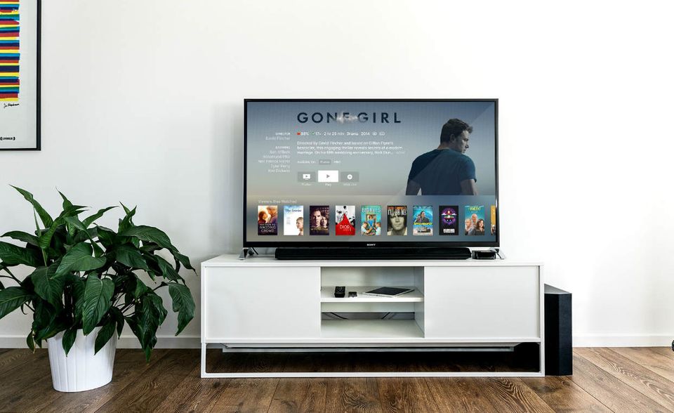 Ein Alltag ohne ARD, RTL, Sky oder Netflix im Großformat ist für die meisten Deutschen kaum vorstellbar.  97,8 Prozent der Haushalte hierzulande besitzen einen Fernseher. 2012 lag der Anteil noch bei 96,4    Prozent. Der alte Röhren-Platzhirsch gehört fast der Geschichte an. In 86,9 Prozent der Fälle handelt es sich    bei der Mattscheibe um einen Flachbildfernseher. Gern darf es auch mehr als ein TV sein. Laut dem    Statistischen Bundesamt kommen auf 100 Haushalte 171 Fernseher.