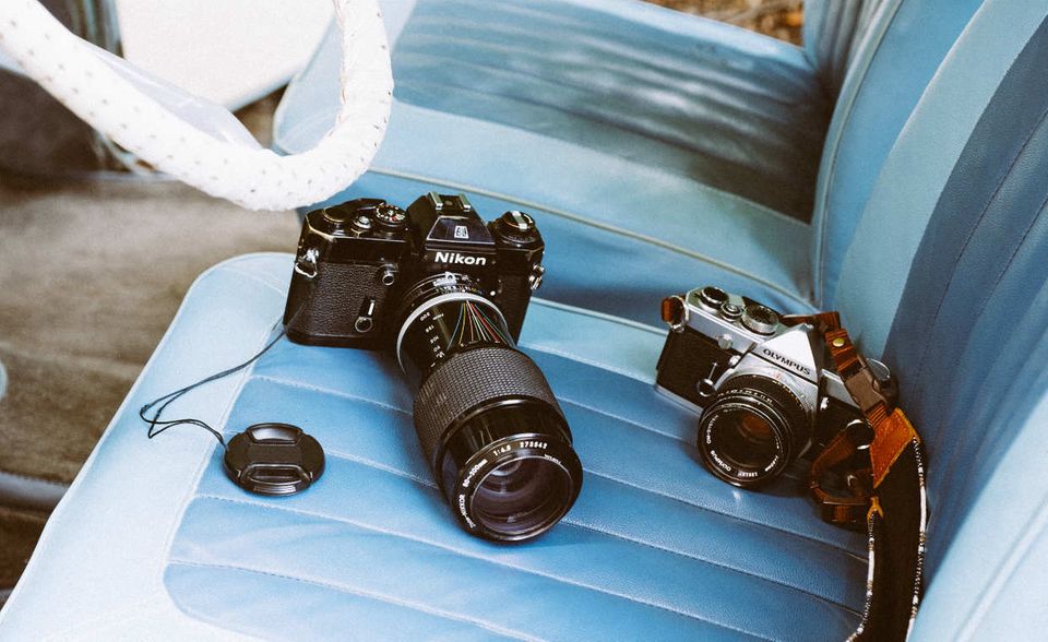 Der Fotoapparat trotzt noch dem Multifunktionsgerät Smartphone. 81,9 Prozent der Haushalte setzen  weiterhin auf die Fotokamera. Der Ausstattungsgrad der analogen Apparate sank im Vergleich zu 2012 um    rund 15 Prozentpunkte auf 30,4 Prozent. Die digitale Kamera hingegen konnte ihren Anteil bei 72,1 Prozent    nahezu stabil halten. Sie dürfte auch davon profitieren, dass sich mit ihr Videos drehen lassen.