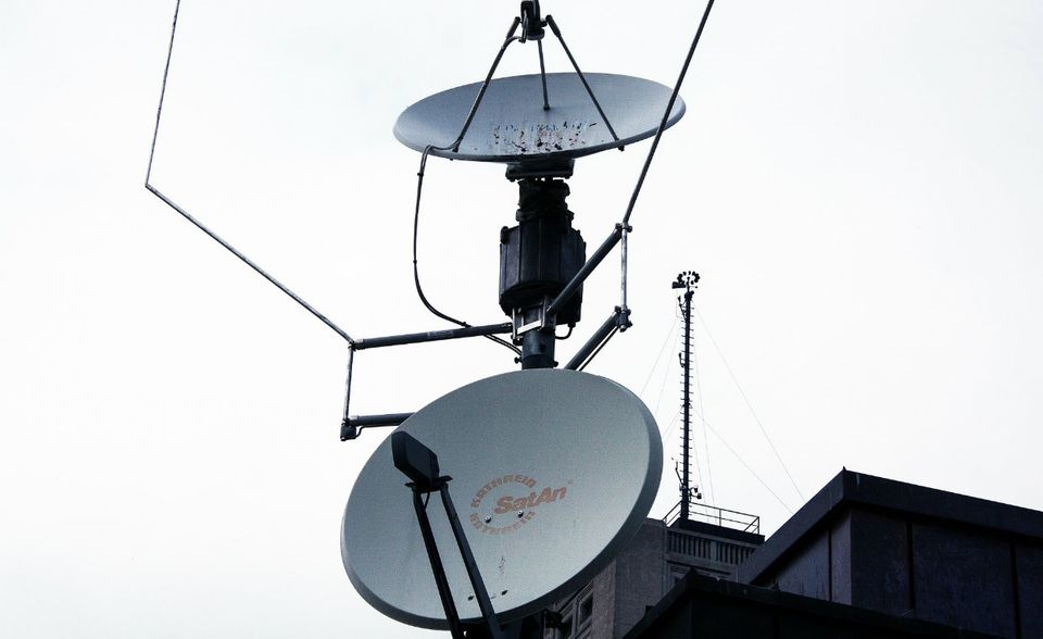 Satellit oder Kabel? Die deutsche Fernsehnation fällt bei dieser Frage in zwei etwa gleich große Lager. 47  Prozent der Haushalte haben einen Satelliten-Receiver. Das bedeutet im Vergleich zu 2012 einen leichten    Anstieg um vier Prozentpunkte. Der Anteil der Kabel-TV- Anschlüsse blieb hingegen mit 45,5 Prozent nahezu    unverändert. Stark zugelegt haben Pay-TV- Angebote. Ihre Receiver stehen in fast jedem fünften Haushalt    (19 Prozent). Vor fünf Jahren waren es gerade einmal 6,3 Prozent. Per Antenne/DVB-T schauen nur noch    15,1 Prozent der Haushalte (minus 12,1 Prozentpunkte).