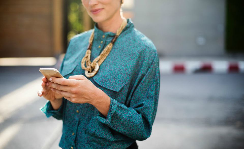 Für 17 Prozent der Männer und 14 Prozent der Frauen soll es laut der YouGov-Umfrage 2018 ein neues Smartphone sein. Damit liegt das Handy auf Platz drei der geplanten Anschaffungen.