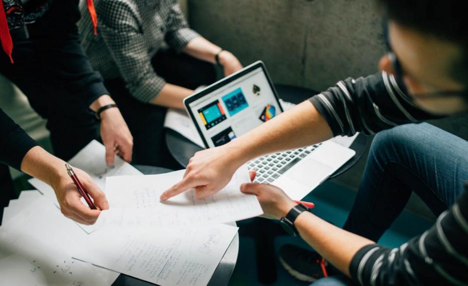 Dem Nachwuchs ist bewusst, dass nicht jeder Mitarbeiter ein Digital Native ist. 72 Prozent planen Angebote für Fort- und Weiterbildung, um die digitalen Kompetenzen der Mitarbeiter zu stärken.