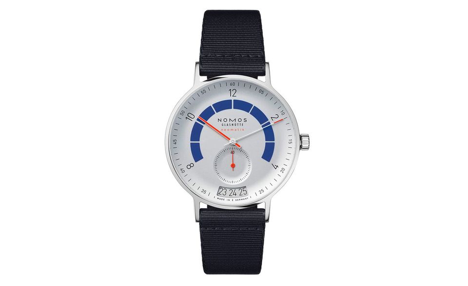Nomos Glashütte Nomos Glashütte Autobahn Neomatik Datum: Mit verdientem Stolz stellte man das elfte hauseigene Werk vor, das Automatikkaliber DUW 6101. Für dessen funky Zuhause sorgte der bekannte Designer Werner Aisslinger – in einem vierjährigen Kreativprozess. Auch im Dunkeln ziemlich cool: die Leuchtmasse-Tachobalken im Zentrum des Zifferblatts. Circa 3800 Euro, nomos-glashuette.com