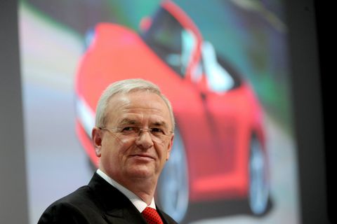 Bei keinem Dax-Konzern geht die Schere zwischen den Vorstands- und den Angestelltengehältern so weit auseinander wie bei VW. Ex-Chef Martin Winterkorn kassierte in einem Jahr 17,5 Mio. Euro