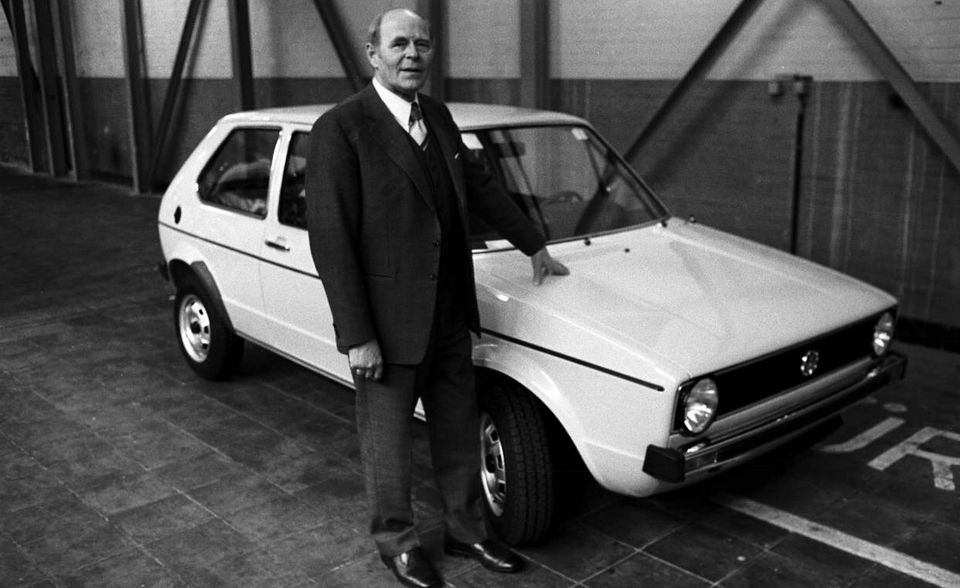 Rudolf Leiding übernahm im Oktober 1971 den Posten des Vorstandschefs. Er hatte bereits die VW-Tochter Audi in den 60er-Jahren zurück in die Gewinnzone geführt und sollte nun den Gesamtkonzern wieder in die Spur bringen. Mit der Einführung der Modelle Golf und Passat gelang ihm das auch zunächst. Ende 1973 gingen die Verkaufszahlen in der gesamten Autobranche jedoch zurück und Volkswagen rutschte in die roten Zahlen. Im Dezember 1974 trat Leiding zurück.