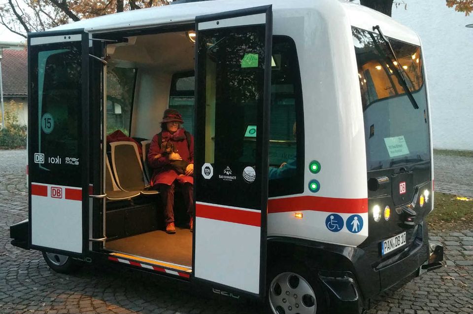 Die Zukunftsmusik wird langsam Realität. Im Oktober 2017 startete die Deutsche Bahn den nach eigenen  Angaben bundesweit ersten autonomen Linienverkehr. Lediglich ein Fahrtbegleiter ist an Bord, der bei    Bedarf eingreifen kann. Noch ist der Einsatz überschaubar. Der Bus ohne Fahrer rollt nur rund 700 Meter    durch den niederbayerischen Kurort Bad Birnbach über öffentliche Straßen. Der nächste Schritt steht aber    bevor: 2018 soll Hamburg ein Testfeld mit Bahnhofsanschluss für autonom verkehrende Elektrobusse    erhalten. Die Deutsche Bahn plant, dass die Busse künftig nicht nur nach dem Fahrplan verkehren, sondern    auch on demand zur Verfügung stehen.