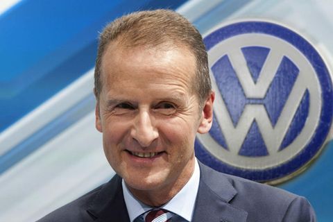 Herbert Diess heißt seit 2018 der neue Vorstandschef des Autobauers. "In einer Phase fundamentaler Umbrüche in der Automobilindustrie kommt es darauf an, dass Volkswagen Tempo aufnimmt und deutliche Akzente auf den Gebieten der Elektromobilität, der Digitalisierung des Autos und des Verkehrs sowie neuer Mobilitätsdienste setzt“, sagte Diess.