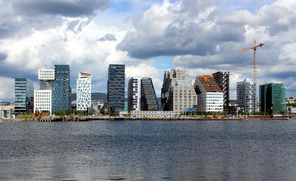 Oslo findet sich überraschend auf dem fünften Rang der teuersten Städte weltweit. Die norwegische  Hauptstadt stieg um sechs Punkte und liegt im Index bei 107 (New York = 100). Auch diese Platzierung ließ    die Organisatoren der Studie von einem „Wiederaufstieg Europas“ sprechen.