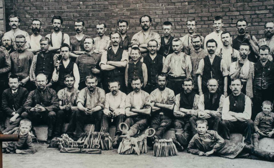 Anno 1893: Arbeiter der Gesenkschmiede Hendrichs posieren mit Scheren