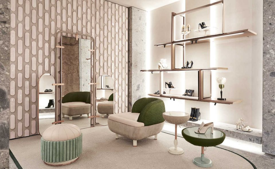 Dieses Beispiel erinnert doch eher an ein ruhiges Ankleidezimmer zu Hause als an einen typischen Schuhladen. Die Kundschaft soll sich sprichwörtlich wie zu Hause fühlen und sich für den Besuch und die spätere Kaufentscheidung Zeit nehmen.