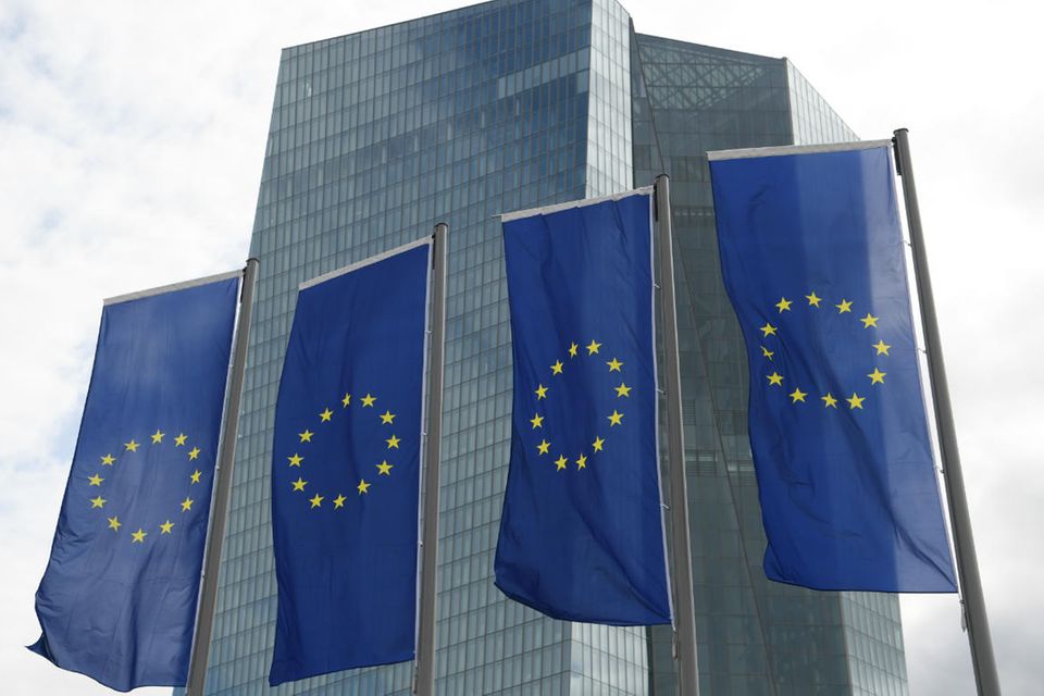 Vor dem EZB-Gebäude wehen Europaflaggen im Wind - Foto: dpa
