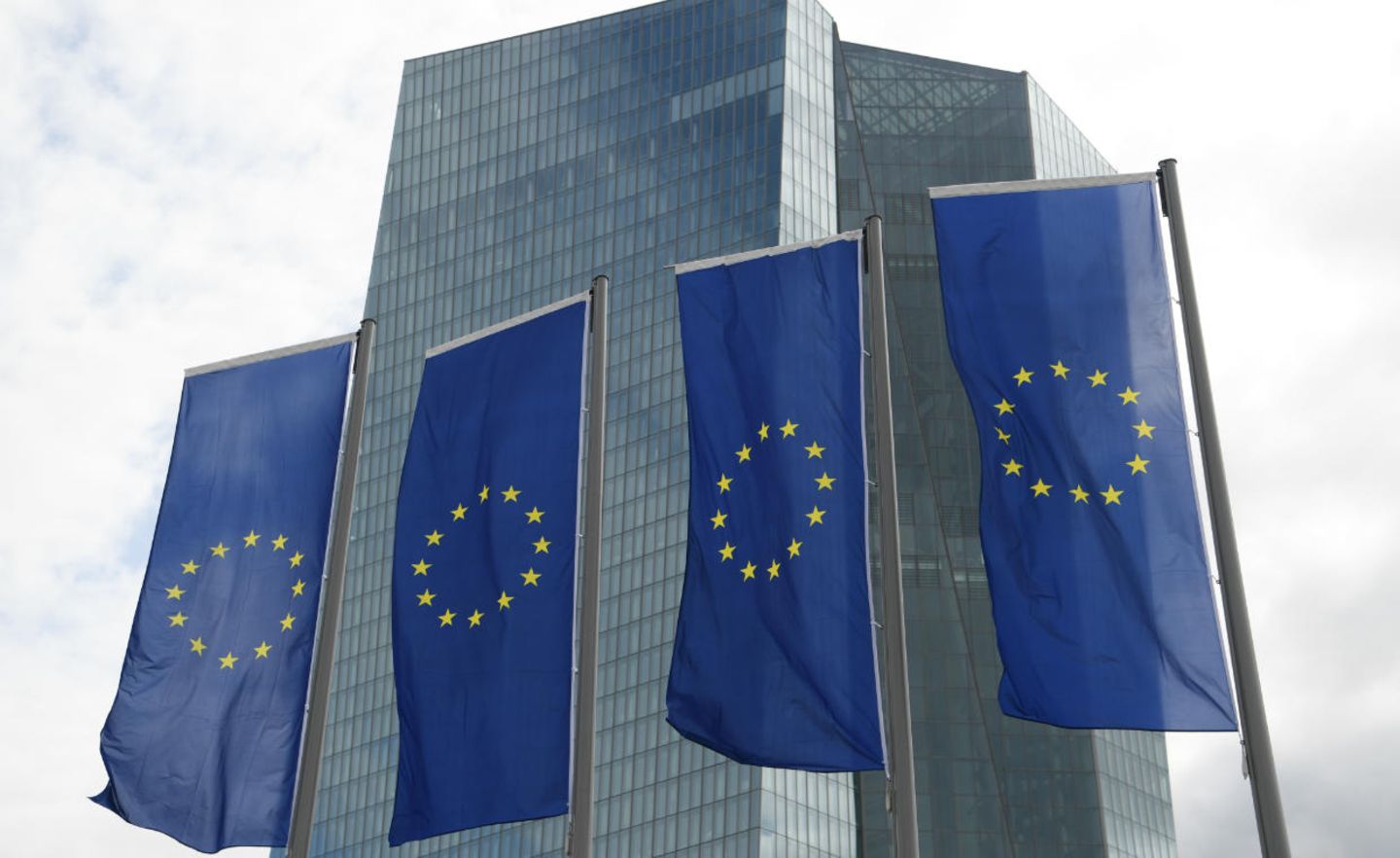 Vor dem EZB-Gebäude wehen Europaflaggen im Wind - Foto: dpa
